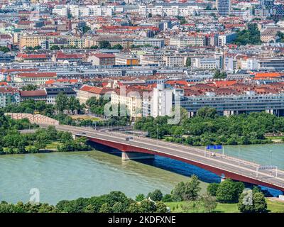 Blick von oben auf die Brigittenauer Brücke über die Donau in Wien, Österreich Stockfoto