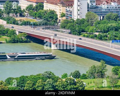 Blick von oben auf die Brigittenauer Brücke über die Donau in Wien, Österreich. Touristenkreuzfahrt. Stockfoto