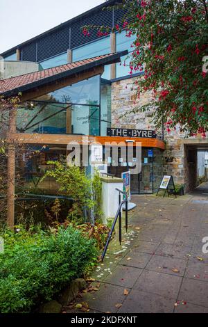 The Byre Theatre St Andrews Scotland. Das 1933 vom Schauspieler Charles Marford gegründete Gebäude wurde 2001 als Architekt der Nicoll Russell Studios eröffnet. Stockfoto