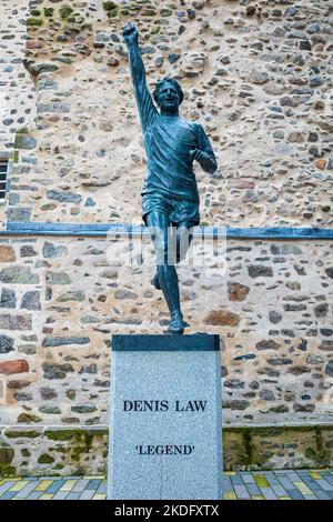 Denis Law Statue Aberdeen in der Nähe von Provost Skene's House. Enthüllt 2021 Bildhauer Alan Herriot. Stockfoto