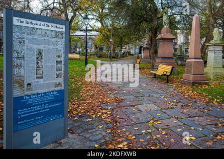 Kirkyard im Stadtzentrum von St. Nicholas Aberdeen. Der Friedhof von St. Nikolaus in Aberdeen ist ein historischer Friedhof rund um St. Nikolaus Kirk (von 1157). Stockfoto