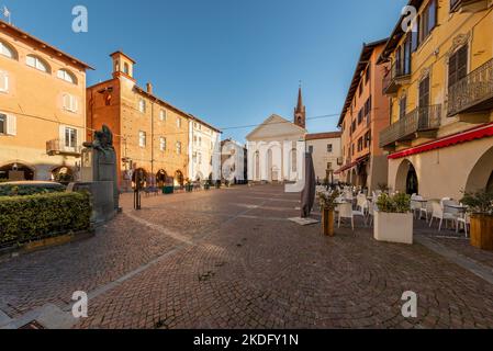Carmagnola, Turin, Italien - 05. November 2022: Sant Agostino Platz mit Kirche Sant'Agostino (15.. Jahrhundert) im gotischen Stil und alten mittelalterlichen BU Stockfoto