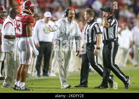 Baton Rouge, LA, USA. 5.. November 2022. Alabama-Cheftrainer Nick Saban spricht mit den Beamten während der NCAA-Fußballspiel-Aktion zwischen der Alabama Crimson Tide und den LSU Tigers im Tiger Stadium in Baton Rouge, LA. Jonathan Mailhes/CSM/Alamy Live News Stockfoto