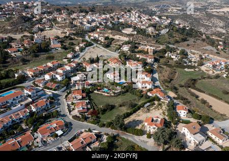 Luftaufnahme Pissouri Dorf, Limassol Bezirk, Zypern. Stockfoto