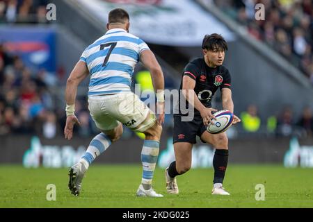 Twickenham, London, Großbritannien. 6.. November 2022; Twickenham, London, England: Autumn Series international Rugby England versus Argentinien; Marcus Smith aus England übergibt den Ball Kredit: Action Plus Sports Images/Alamy Live News Stockfoto