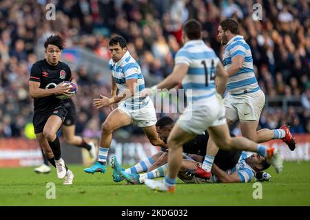 Twickenham, London, Großbritannien. 6.. November 2022; Twickenham, London, England: Autumn Series international Rugby England gegen Argentinien; Marcus Smith aus England läuft mit dem Ball Kredit: Action Plus Sports Images/Alamy Live News Stockfoto