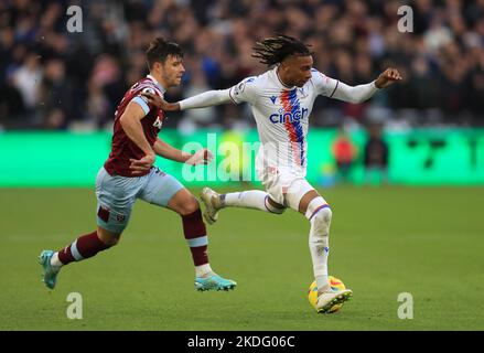 Aaron Cresswell von West Ham United (links) und Michael Olise von Crystal Palace in Aktion während des Spiels der Premier League im Londoner Stadion. Bilddatum: Sonntag, 6. November 2022. Stockfoto