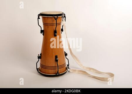 Bata. Traditionelle kubanische Trommel mit Doppelkopf. Que linda. Stockfoto