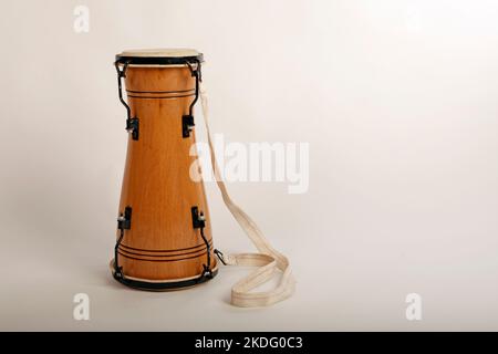 Bata. Traditionelle kubanische Trommel mit Doppelkopf. Que linda. Stockfoto