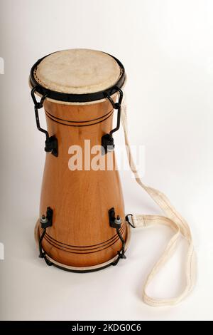 Bata. Traditionelle kubanische Trommel mit Doppelkopf. Que linda. Stockfoto