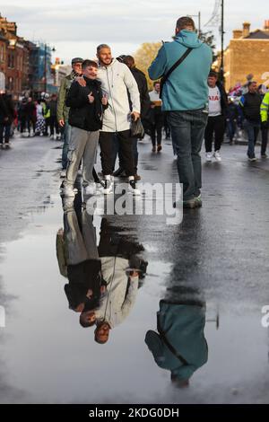 London, Großbritannien. 6.. November 2022. Billy Wingrove posiert vor dem Premier League-Spiel im Tottenham Hotspur Stadium, London, für ein Foto mit einem jungen Fan. Bildnachweis sollte lauten: Kieran Cleeves/Sportimage Kredit: Sportimage/Alamy Live News Stockfoto