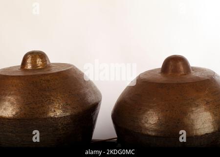 Bonang, ein indonesisches Musikinstrument, das im javanesischen Gamelan verwendet wird. Bronzegange, auf Schnur balanciert, mit dekorativem Holzrahmen. Mit Quirlen. Stockfoto