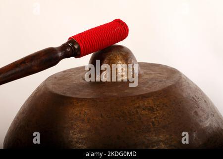 Bonang, ein indonesisches Musikinstrument, das im javanesischen Gamelan verwendet wird. Bronzegange, auf Schnur balanciert, mit dekorativem Holzrahmen. Mit Quirlen. Stockfoto