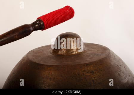 Bonang, ein indonesisches Musikinstrument, das im javanesischen Gamelan verwendet wird. Bronzegange, auf Schnur balanciert, mit dekorativem Holzrahmen. Mit Quirlen. Stockfoto