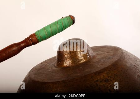 Bonang, ein indonesisches Musikinstrument, das im javanesischen Gamelan verwendet wird. Bronzegange, auf Schnur balanciert, mit dekorativem Holzrahmen. Mit Quirlen. Stockfoto