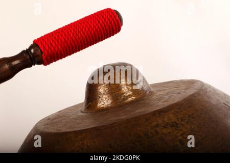 Bonang, ein indonesisches Musikinstrument, das im javanesischen Gamelan verwendet wird. Bronzegange, auf Schnur balanciert, mit dekorativem Holzrahmen. Mit Quirlen. Stockfoto