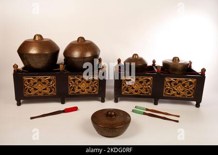 Bonang, ein indonesisches Musikinstrument, das im javanesischen Gamelan verwendet wird. Bronzegange, auf Schnur balanciert, mit dekorativem Holzrahmen. Mit Quirlen. Stockfoto