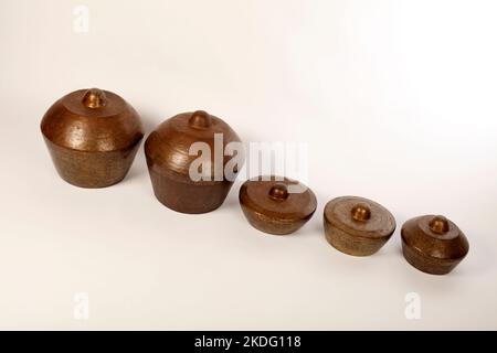 Bonang, ein indonesisches Musikinstrument, das im javanesischen Gamelan verwendet wird. Bronzegange, auf Schnur balanciert, mit dekorativem Holzrahmen. Mit Quirlen. Stockfoto