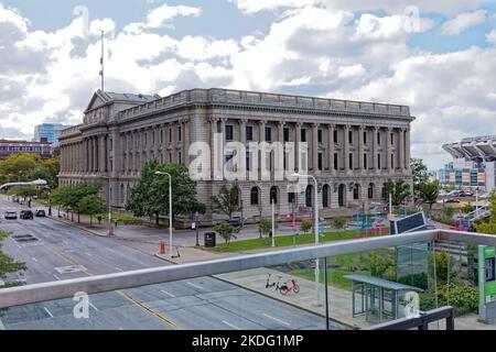 Das Cuyahoga County Court House ist ein visueller Zwilling des Cleveland City Hall, zwei Blocks östlich an der Lakeside Avenue. Stockfoto