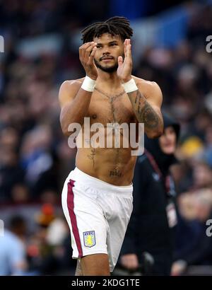 Tyrone Mings von Aston Villa applaudiert den Fans nach dem Premier League-Spiel in Villa Park, Birmingham. Bilddatum: Sonntag, 6. November 2022. Stockfoto