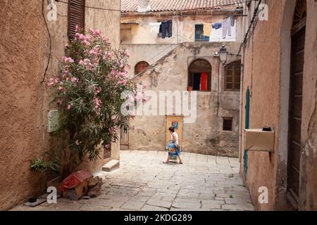 Hausfassade in Ile Rousse Korsika am mittelmeer Stockfoto