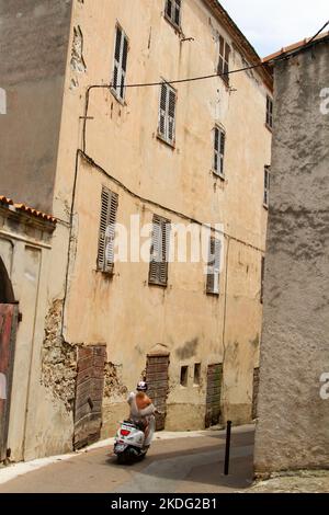 Haus Fassade in Ile Rousse Korsika am mittelmeer im Sommer Stockfoto