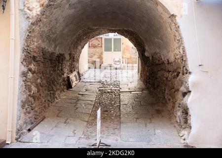 Tunnel unter einem Haus in Ile Rousse auf Korsika, Frankreich, am mittelmeer Stockfoto