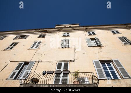 Haus Fassade in Ile Rousse Korsika am mittelmeer im Sommer Stockfoto