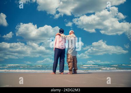 Eine Gruppe asiatischer Senioren, Männer und Frauen, die viel Spaß am Strand hatten Stockfoto