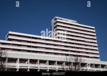 Berlin, Deutschland. 06.. November 2022. Häuserblock in der Nähe der Bismarkstraße in Berlin Charlottenburg, am 6. November 2022. Steigende Bauzinsen führen in ganz Deutschland zu einem Rückgang der Nachfrage nach Wohnimmobilien. Infolgedessen sind auch die Jahre der Preiserhöhungen für Eigentumswohnungen Geschichte. In Berlin muss sich der Trend jedoch noch nicht umkehren. Infolgedessen stagnieren die Kaufpreise in der deutschen Hauptstadt. (Foto: Michael Kuenne/PRESSCOV/Sipa USA) Quelle: SIPA USA/Alamy Live News Stockfoto