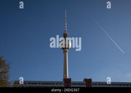 Berlin, Deutschland. 06.. November 2022. Der Berliner Fernsehturm am 6. November 2022. (Foto: Michael Kuenne/PRESSCOV/Sipa USA) Quelle: SIPA USA/Alamy Live News Stockfoto