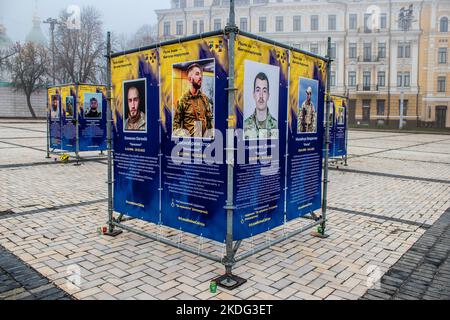 Asow-Regiment, Ausstellung „Engel der Mariupol“ in Kiew, der Hauptstadt der Ukraine. Die Ausstellung ist den Verteidigern der Asov-Einheit, WHO, gewidmet Stockfoto