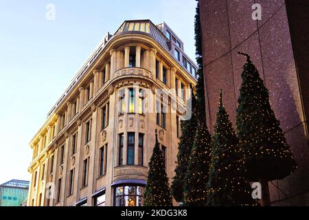 Hohenzollernhaus in der Düsseldorfer Innenstadt während der Weihnachtszeit. Stockfoto