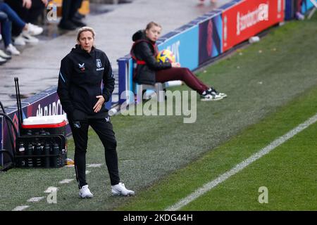 Carla ward-Managerin von Aston Villa beobachtet das Fa Women's Super League Spiel Liverpool Women gegen Aston Villa Women im Prenton Park, Birkenhead, Großbritannien, 6.. November 2022 (Foto by Phil Bryan/News Images) Stockfoto