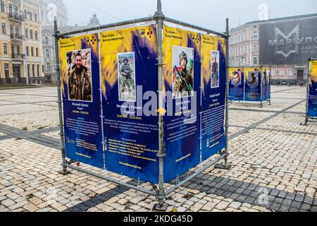 Asow-Regiment, Ausstellung „Engel der Mariupol“ in Kiew, der Hauptstadt der Ukraine. Die Ausstellung ist den Verteidigern der Asov-Einheit, WHO, gewidmet Stockfoto