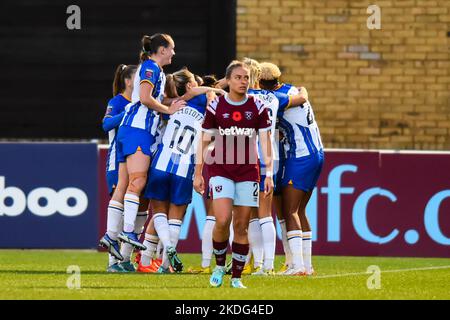 London, Großbritannien. 06.. November 2022. Dagenham, England, 06 2022. November: Brighton feiert Tor von Jorja Fox (2 Brighton) Brighton 5. während des Barclays FA Womens Super League-Spiels zwischen West Ham United gegen Brighton in Dagenham und dem Chigwell Construction Stadium in Redbridge.England. (K Hodgson/SPP) Quelle: SPP Sport Press Photo. /Alamy Live News Stockfoto