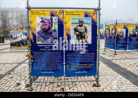 Asow-Regiment, Ausstellung „Engel der Mariupol“ in Kiew, der Hauptstadt der Ukraine. Die Ausstellung ist den Verteidigern der Asov-Einheit, WHO, gewidmet Stockfoto