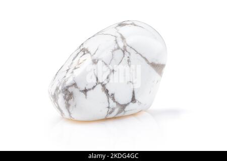 Nahaufnahme Foto von Tumbled Magnesit oder Howlite Mineral Gem Stone isoliert auf weißem Hintergrund. Stockfoto