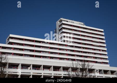 Berlin, Deutschland. 6.. November 2022. Häuserblock in der Nähe der Bismarkstraße in Berlin Charlottenburg, am 6. November 2022. Steigende Bauzinsen führen in ganz Deutschland zu einem Rückgang der Nachfrage nach Wohnimmobilien. Infolgedessen sind auch die Jahre der Preiserhöhungen für Eigentumswohnungen Geschichte. In Berlin muss sich der Trend jedoch noch nicht umkehren. Infolgedessen stagnieren die Kaufpreise in der deutschen Hauptstadt. (Bild: © Michael Kuenne/PRESSCOV über ZUMA Press Wire) Stockfoto