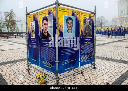 Asow-Regiment, Ausstellung „Engel der Mariupol“ in Kiew, der Hauptstadt der Ukraine. Die Ausstellung ist den Verteidigern der Asov-Einheit, WHO, gewidmet Stockfoto