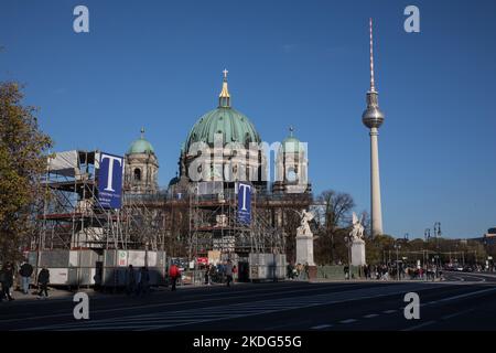 Berlin, Deutschland. 6.. November 2022. Berliner Dom am 6. November 2022 in Berlin. Der Fernsehturm ist im Hintergrund zu sehen. (Bild: © Michael Kuenne/PRESSCOV über ZUMA Press Wire) Stockfoto