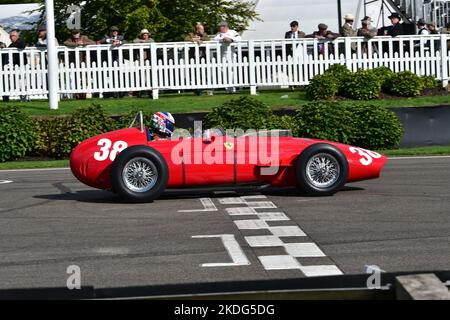 Auf der anderen Ziellinie, Richard Wilson, Ferrari 246 Dino, Richmond und Gordon Trophäen, 25 Minuten Rennen für 2500cc Grand Prix Autos, die würde Stockfoto