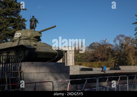 Berlin, Deutschland. 6.. November 2022. T-34/76 Panzerdenkmal an der sowjetischen Gedenkstätte in Tiergarten. Im Hintergrund mit dem Reichstagsgebäude. (Bild: © Michael Kuenne/PRESSCOV über ZUMA Press Wire) Stockfoto