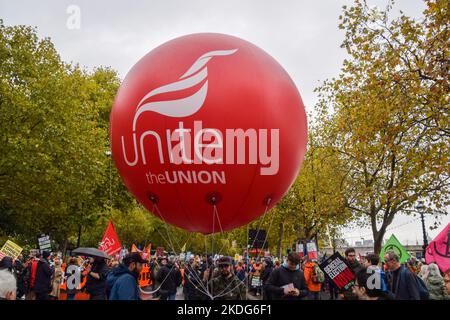 London, Großbritannien. 5.. November 2022. Vereinigen Sie die Mitglieder der Union am Victoria Embankment. Tausende von Menschen aus verschiedenen Gruppen nahmen an der Volksversammlung Teil Großbritannien ist durchbrochen marschieren durch Zentral-London und fordern eine Parlamentswahl, ein Ende der Tory-Herrschaft und Maßnahmen zur Bekämpfung der Lebenshaltungskosten und der Klimakrise. Stockfoto