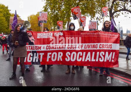 London, Großbritannien. 5.. November 2022. Demonstranten am Victoria Embankment. Tausende von Menschen aus verschiedenen Gruppen nahmen an der Volksversammlung Teil Großbritannien ist durchbrochen marschieren durch Zentral-London und fordern eine Parlamentswahl, ein Ende der Tory-Herrschaft und Maßnahmen zur Bekämpfung der Lebenshaltungskosten und der Klimakrise. Stockfoto