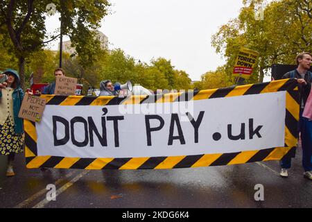 London, Großbritannien. 5.. November 2022. Zahlen Sie keine Aktivisten am Victoria Embankment. Tausende von Menschen aus verschiedenen Gruppen nahmen an der Volksversammlung Teil Großbritannien ist durchbrochen marschieren durch Zentral-London und fordern eine Parlamentswahl, ein Ende der Tory-Herrschaft und Maßnahmen zur Bekämpfung der Lebenshaltungskosten und der Klimakrise. Stockfoto