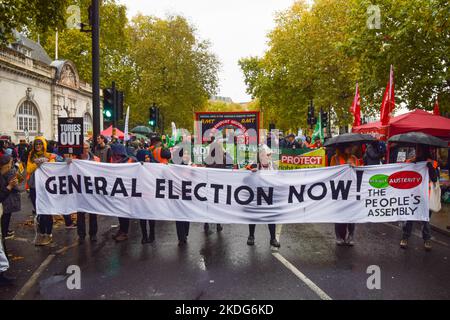 London, Großbritannien. 5.. November 2022. Demonstranten am Victoria Embankment. Tausende von Menschen aus verschiedenen Gruppen nahmen an der Volksversammlung Teil Großbritannien ist durchbrochen marschieren durch Zentral-London und fordern eine Parlamentswahl, ein Ende der Tory-Herrschaft und Maßnahmen zur Bekämpfung der Lebenshaltungskosten und der Klimakrise. Stockfoto