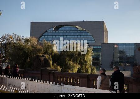 Berlin, Deutschland. 6.. November 2022. Berliner Kanzleramt in Berlin, von der Seite am 6. November 2022. (Bild: © Michael Kuenne/PRESSCOV über ZUMA Press Wire) Stockfoto