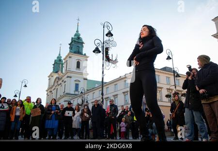 Proetester werden am 06. November 2022 vor dem Campus der Universität Warschau in Warschau, Polen, zu sehen sein. Die Behörden im Iran sind es Stockfoto