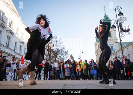 Proetester werden am 06. November 2022 vor dem Campus der Universität Warschau in Warschau, Polen, zu sehen sein. Die Behörden im Iran sind es Stockfoto